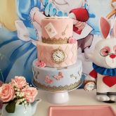BOLO FALSO TEMA ALICE NO PAIS DAS MARAVILHAS EM FELTRO - Aluguel Festa em Londrina