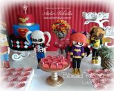 DECORAÇÃO SUPER HEROINAS DC SUPER HERO MESA FLORAL GRADE DOURADO CORTINA MDF BOLO