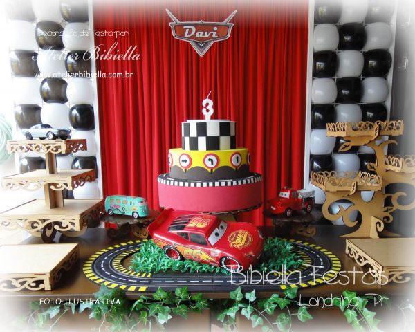 DECORAÇÃO CARROS RUSTICO LUIZ XV GRADE CORTINA MDF BOLO NOME ALUGADO - Aluguel em Londrina