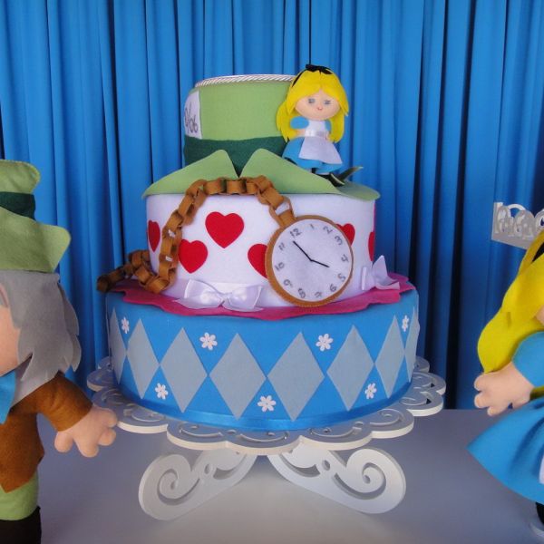 BOLO FALSO TEMA ALICE NO PAIS DAS MARAVILHAS EM FELTRO - Aluguel Festa em Londrina